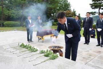 9대 의성군의회 후반기 의장단 충혼탑 참배
