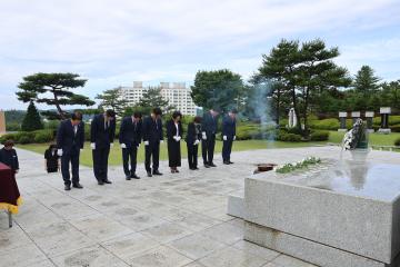 9대 의성군의회 후반기 의장단 충혼탑 참배