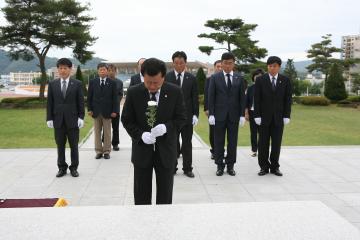 제7대의회 의장 및 각 상임위원장 충혼탑 참배