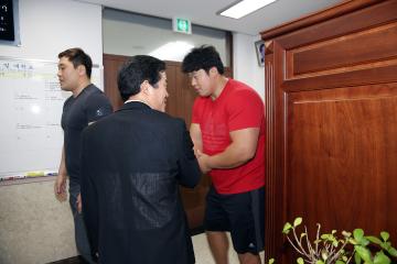 손명호백두장사 의성군의회 방문