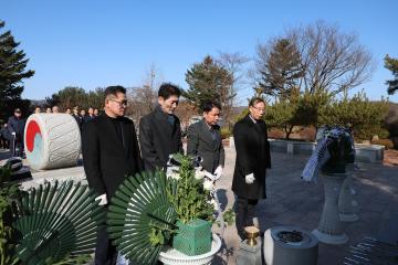 항일 독립운동기념탑 참배